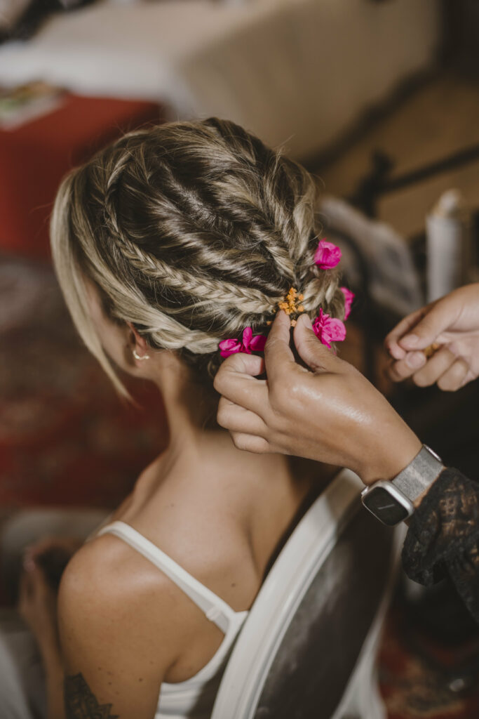 coiffure tressée et fleurie de mariée blonde